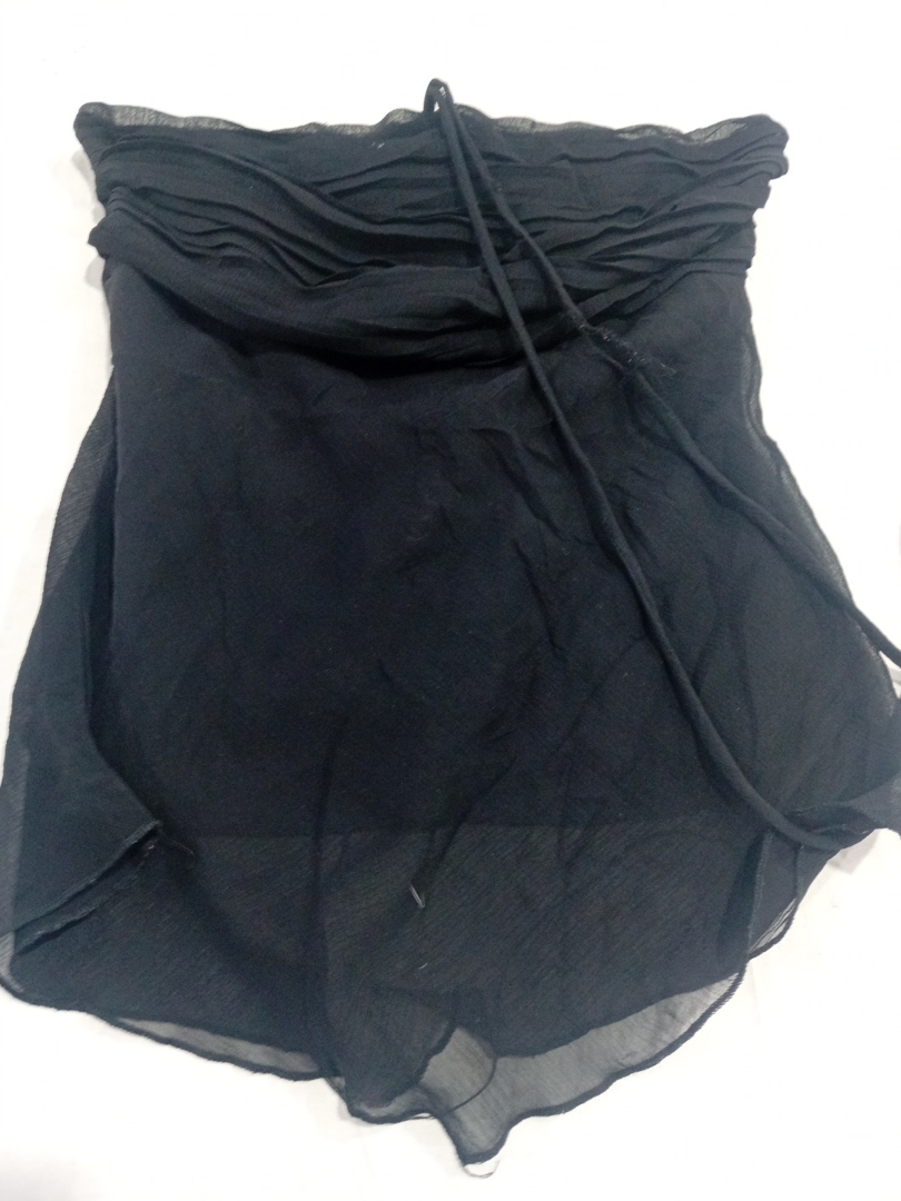 Blusa nera trasparente senza spalline