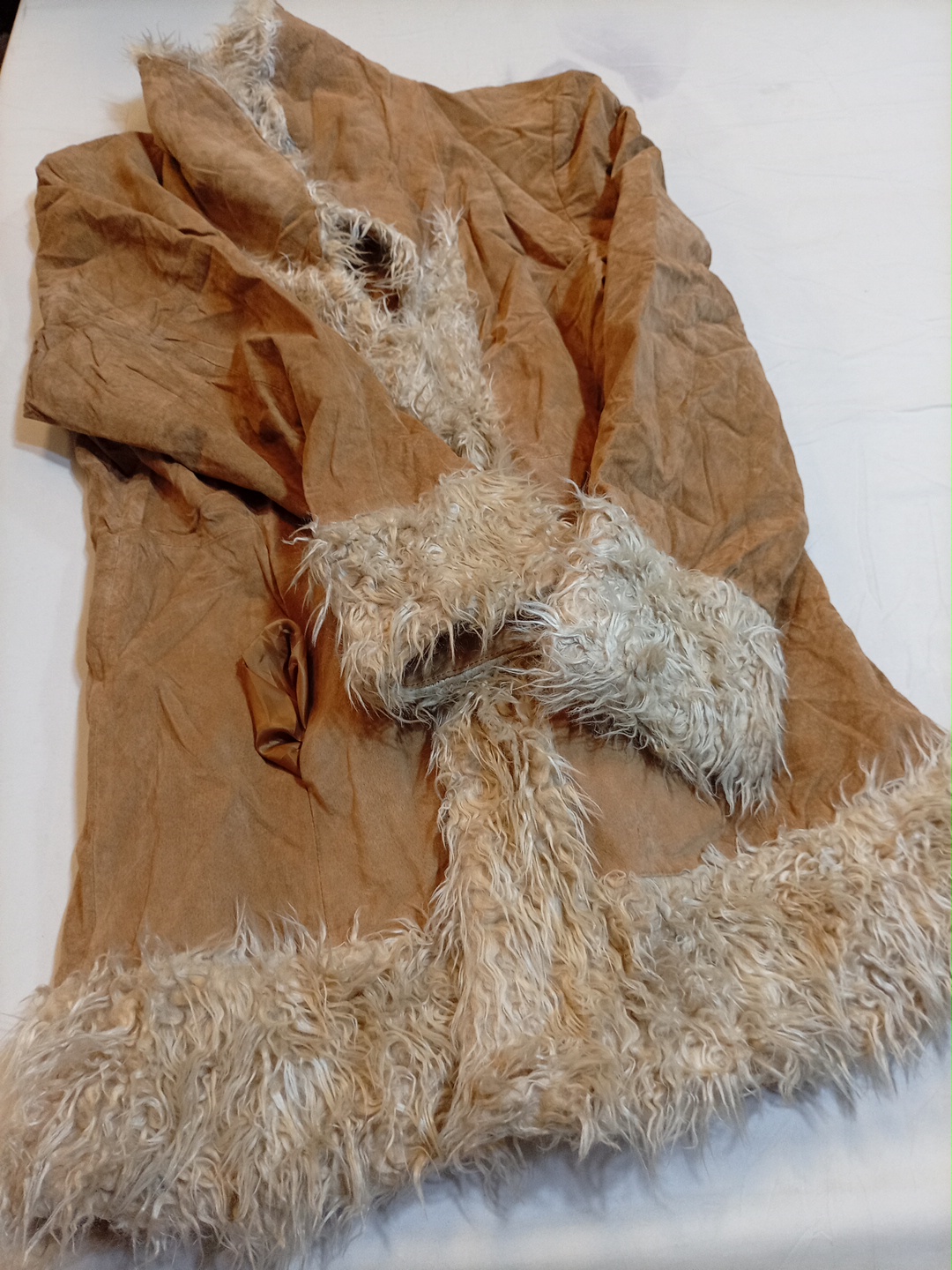 Veste marron avec des bordures en fourrure