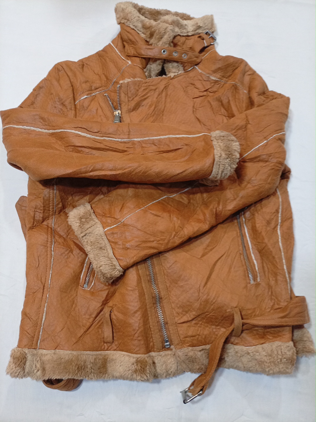 Giacca in pelle marrone con rifinitura in pellicci..