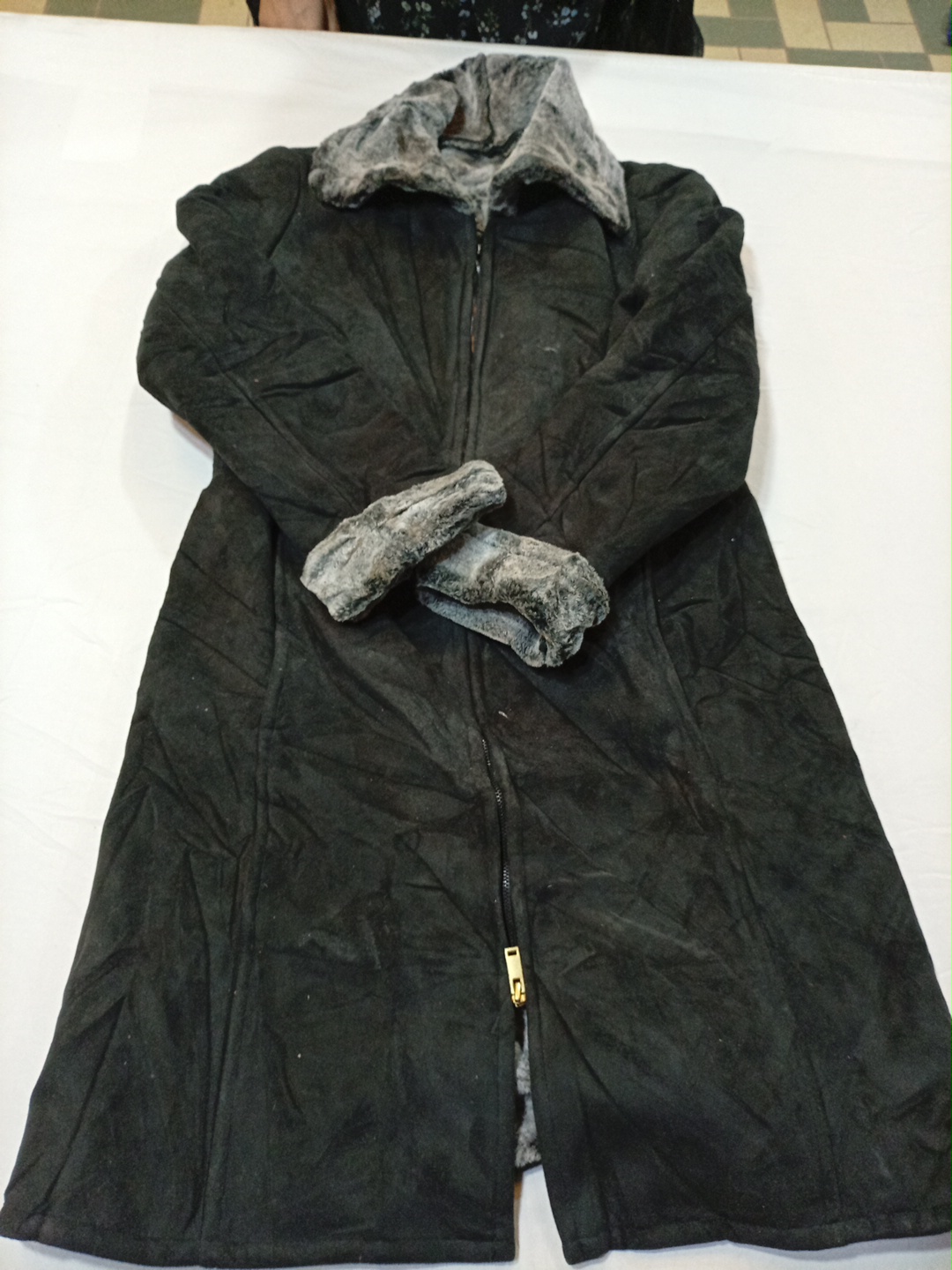 Manteau noir avec doublure en fourrure grise