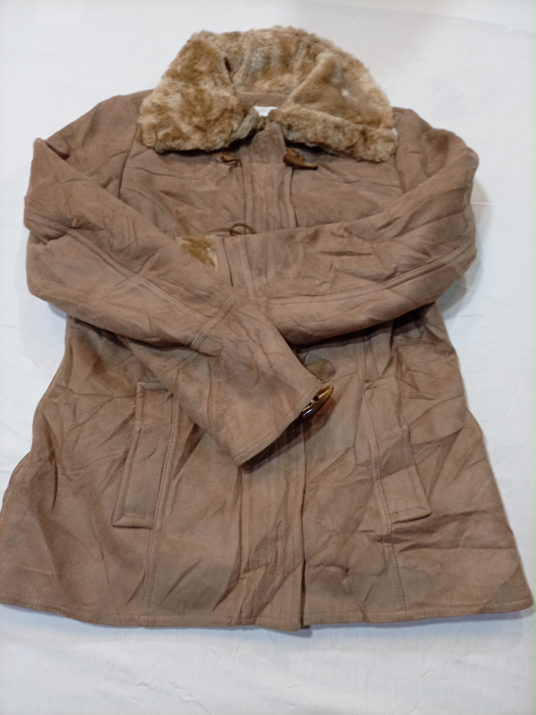 Veste en daim marron avec bordure en fourrure