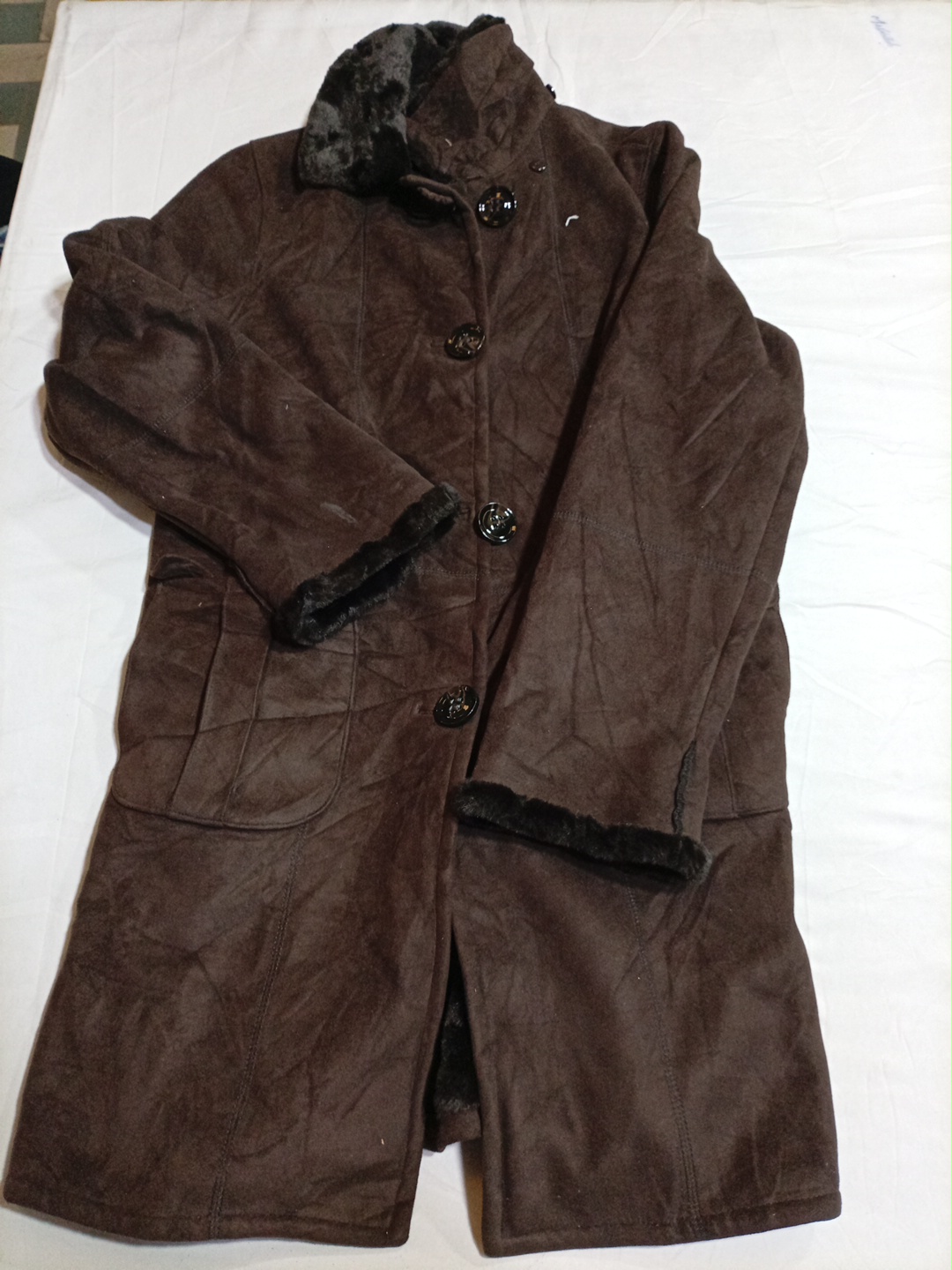 Brauner mit Fell gefütterter Mantel