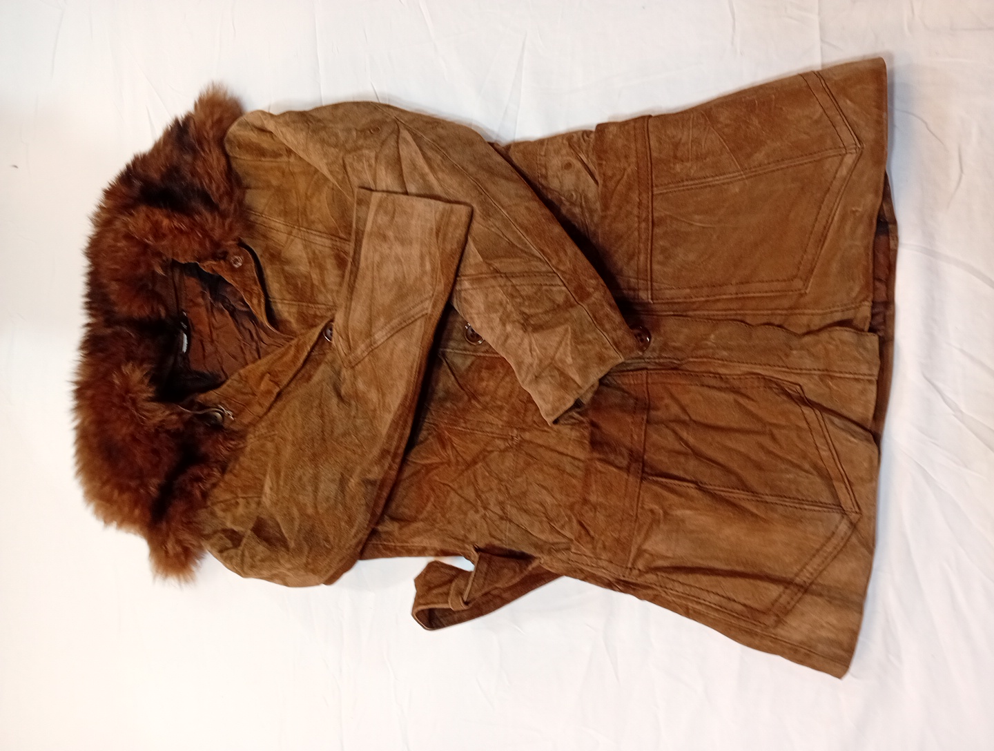 Brauner fellgefütterter Mantel