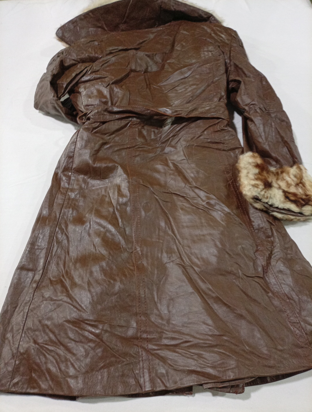 Brauner Leder-Mantel mit Fellbesatz