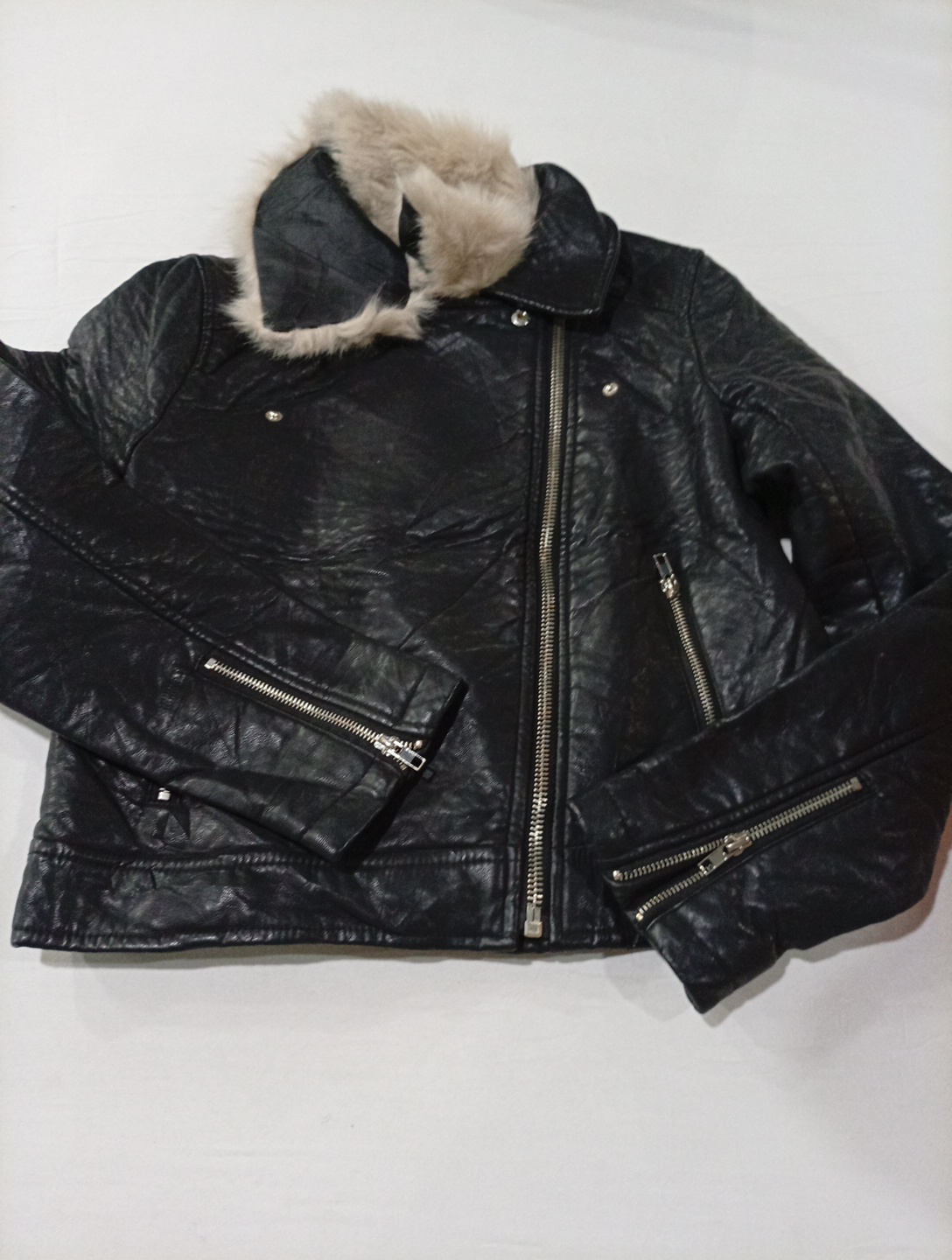Jaqueta de Couro Preta com Acabamento de Pele