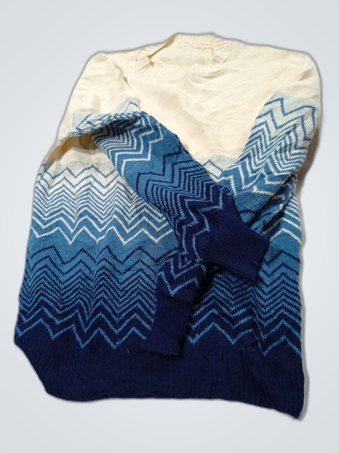 Maglione lavorato a maglia blu e bianco