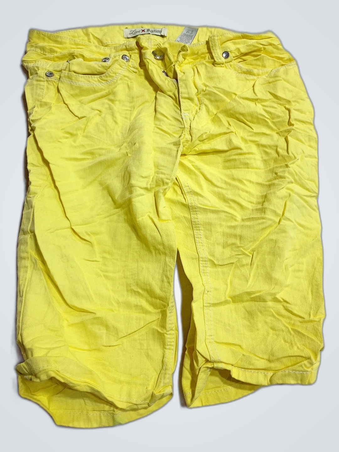 Calças Jeans Amarelas com Bolsos Decorados