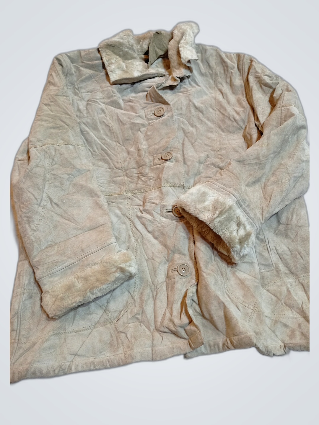 Jaqueta bege com forro de pele