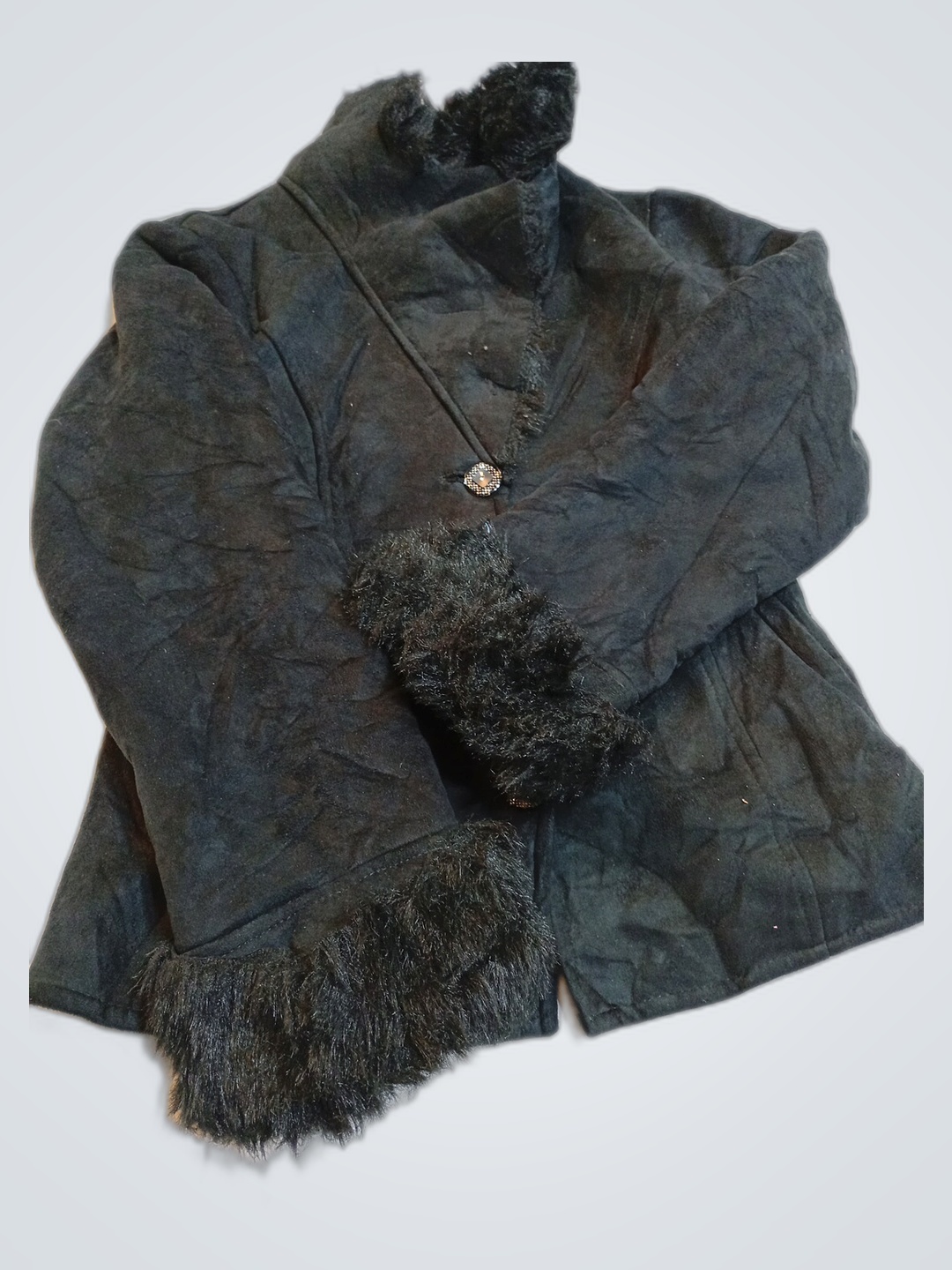 Schwarzer Mantel mit Pelzbesatz