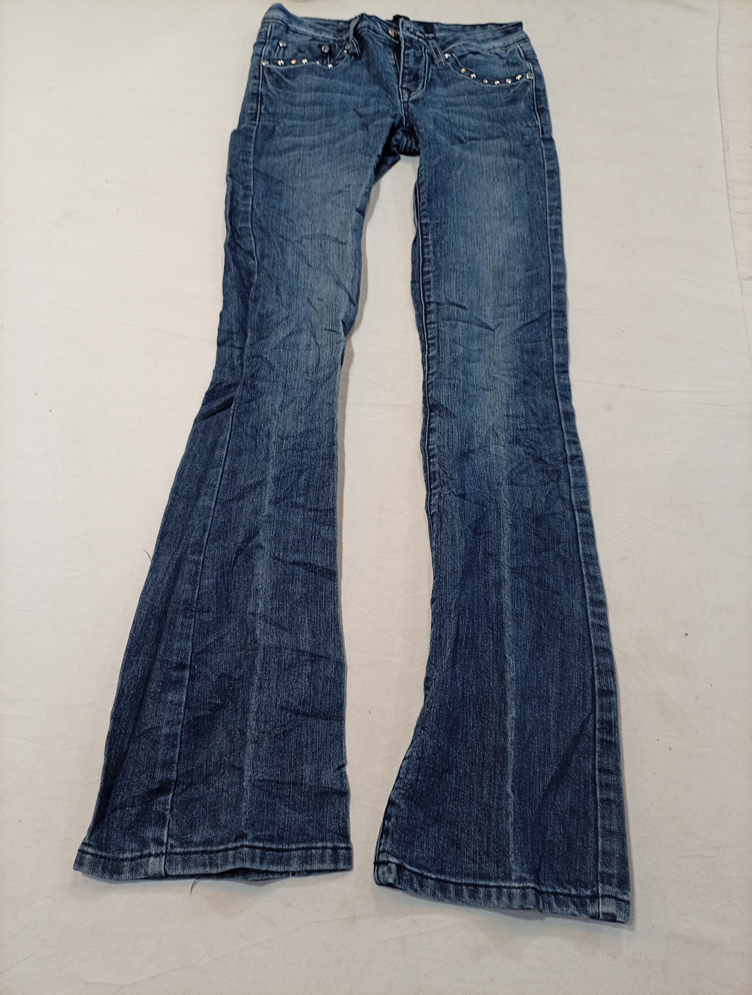 優しく使用されたデニムバンドル：アール・ジーン・フレア・ジーンズ、YMIスカートなど