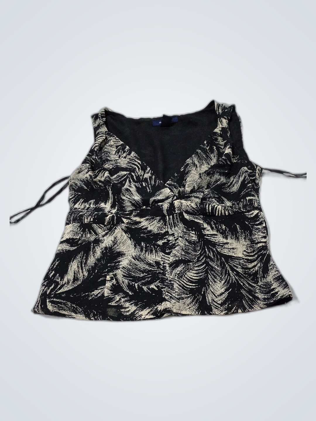 Jones Wear Black and White Tropical Print Top