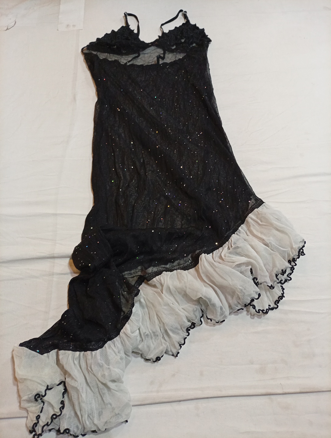 Schwarz-weißes Rüschenkleid