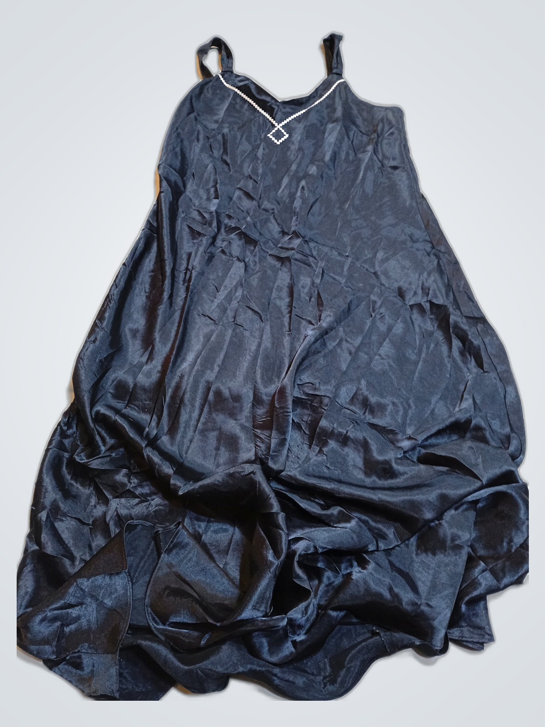 Schwarzes Satin-Kleid