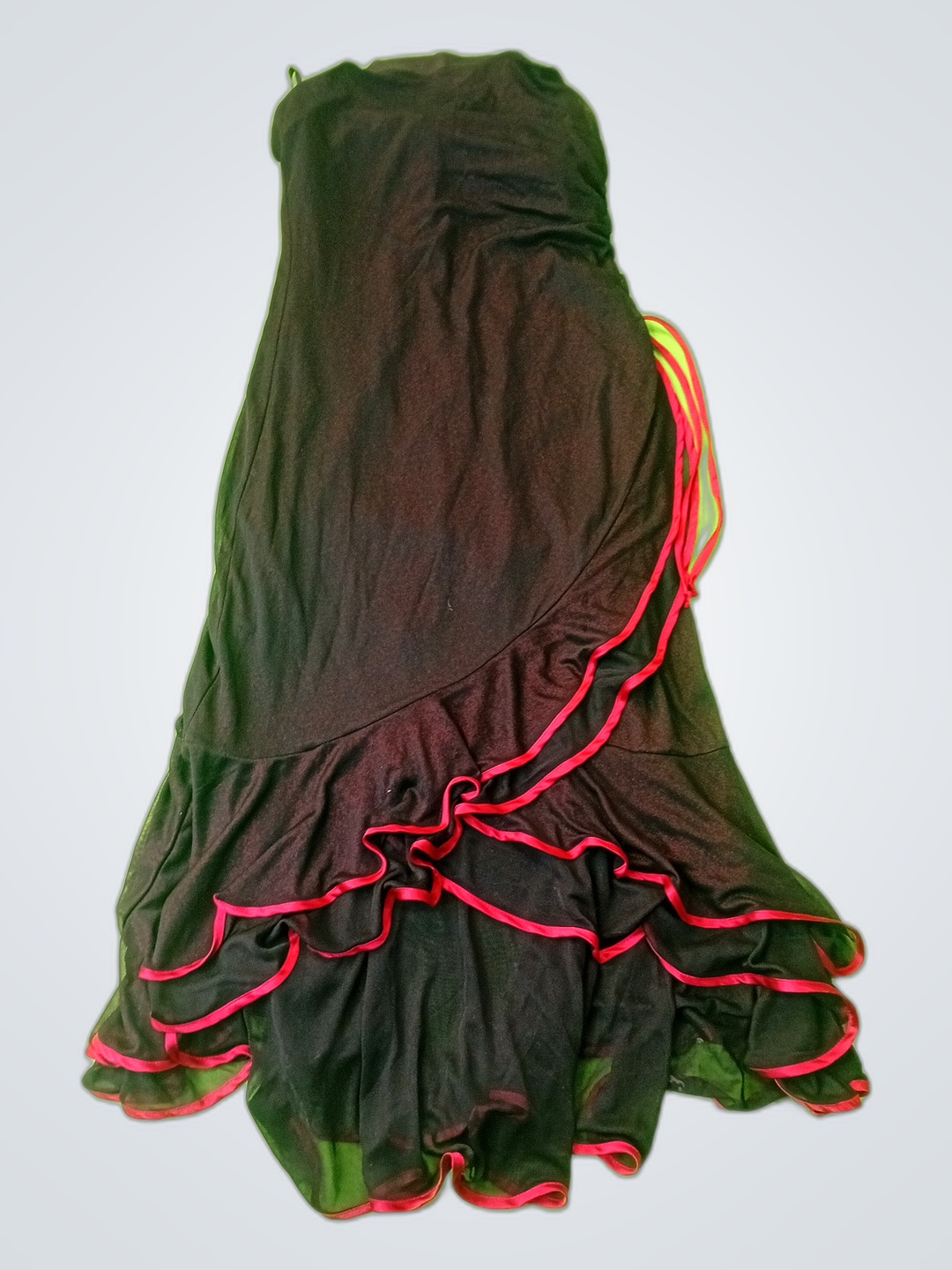 Abito nero con rifiniture rosse