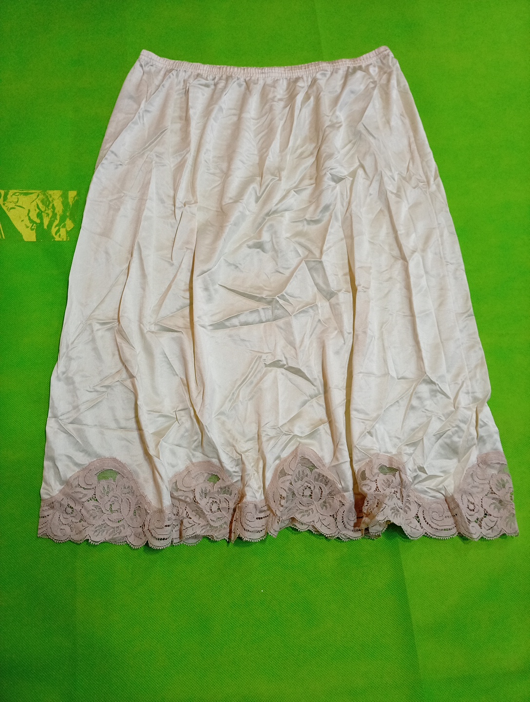 Jupe blanche avec ourlet en dentelle