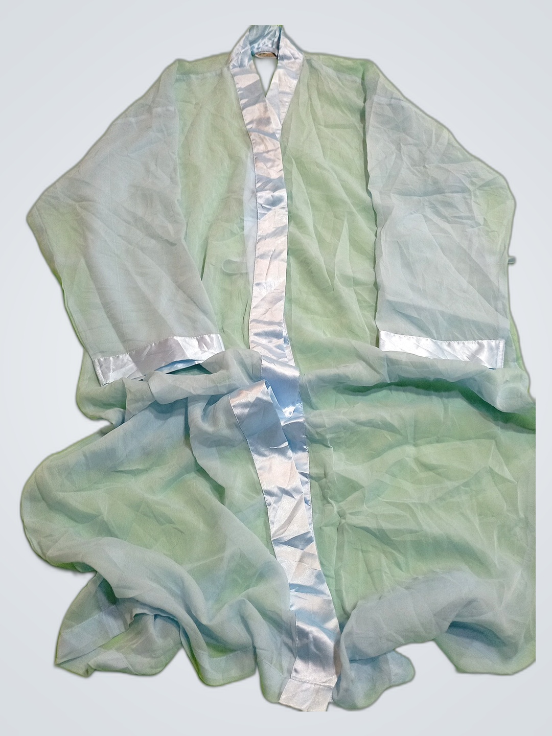 Robe en satin bleu clair avec des bordures