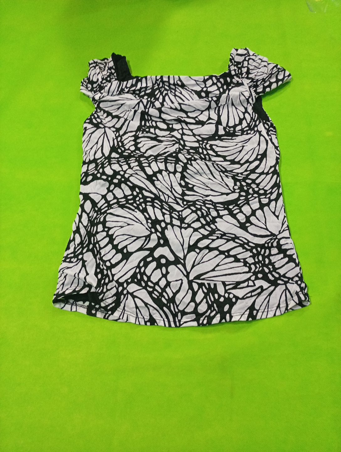 Schwarzes und weißes Blumenkleid