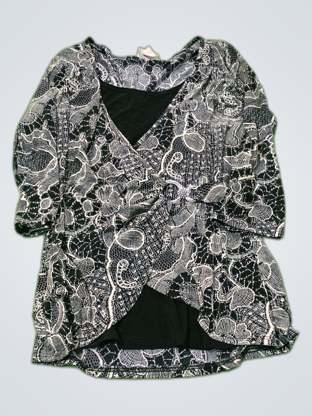 Blusa de Renda Preta e Branca Larish