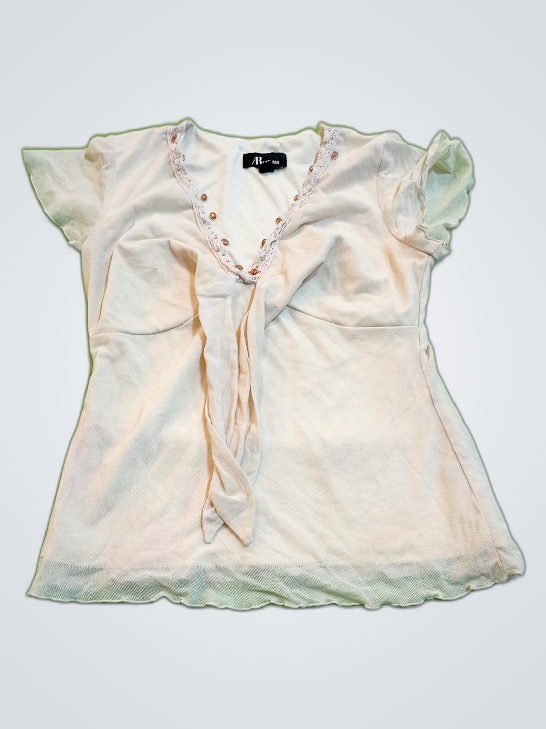 Chemisier blanc avec bord en perles