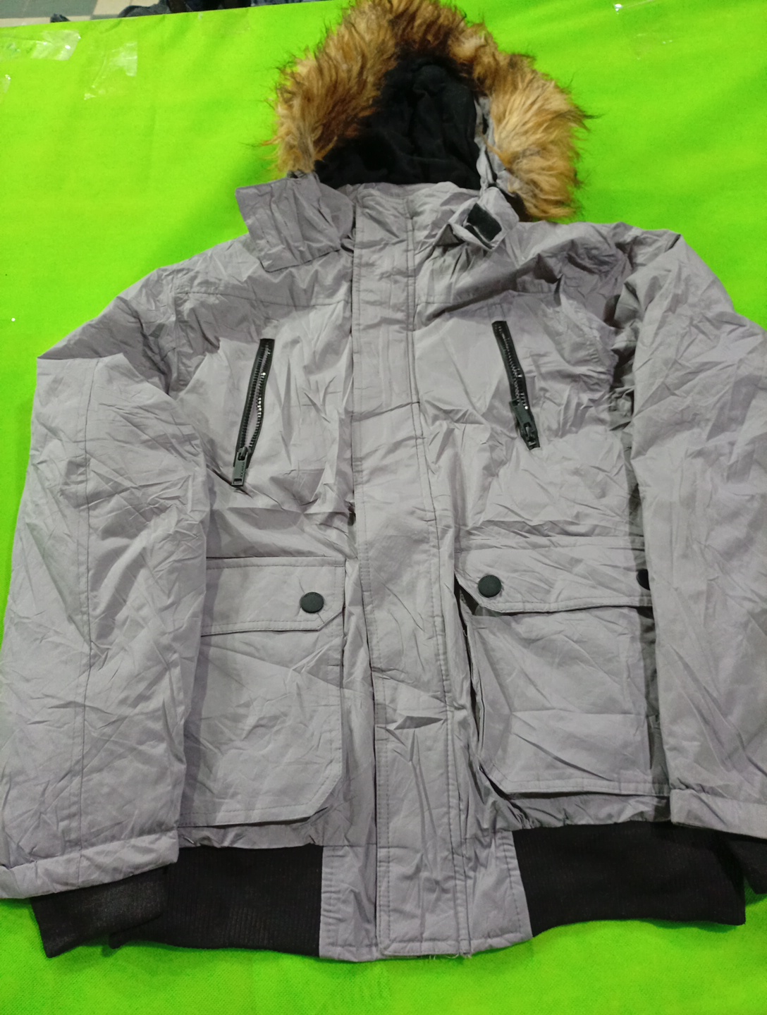 Parka grigio Rocawear con cappuccio foderato di pe..