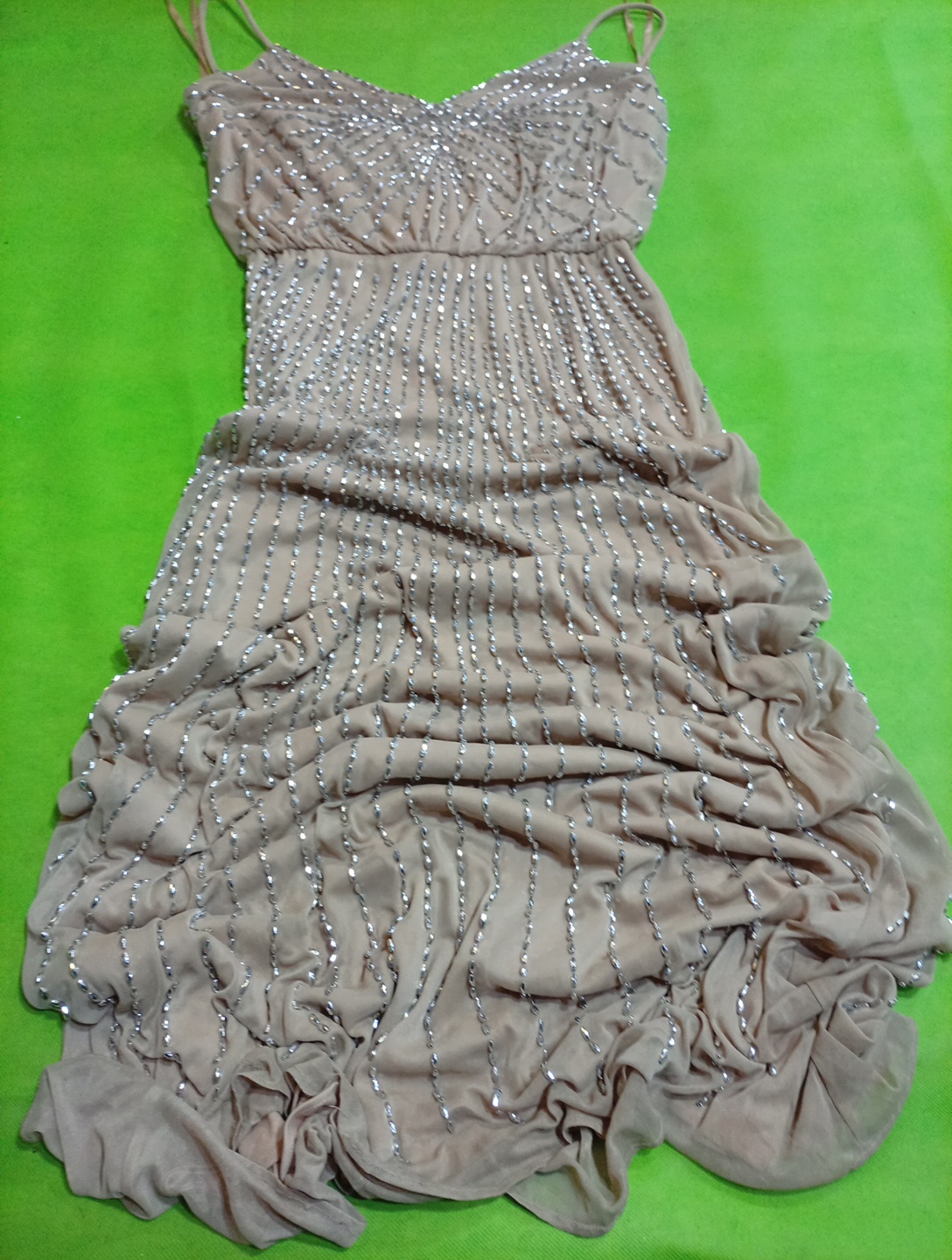 Beige verziertes Kleid