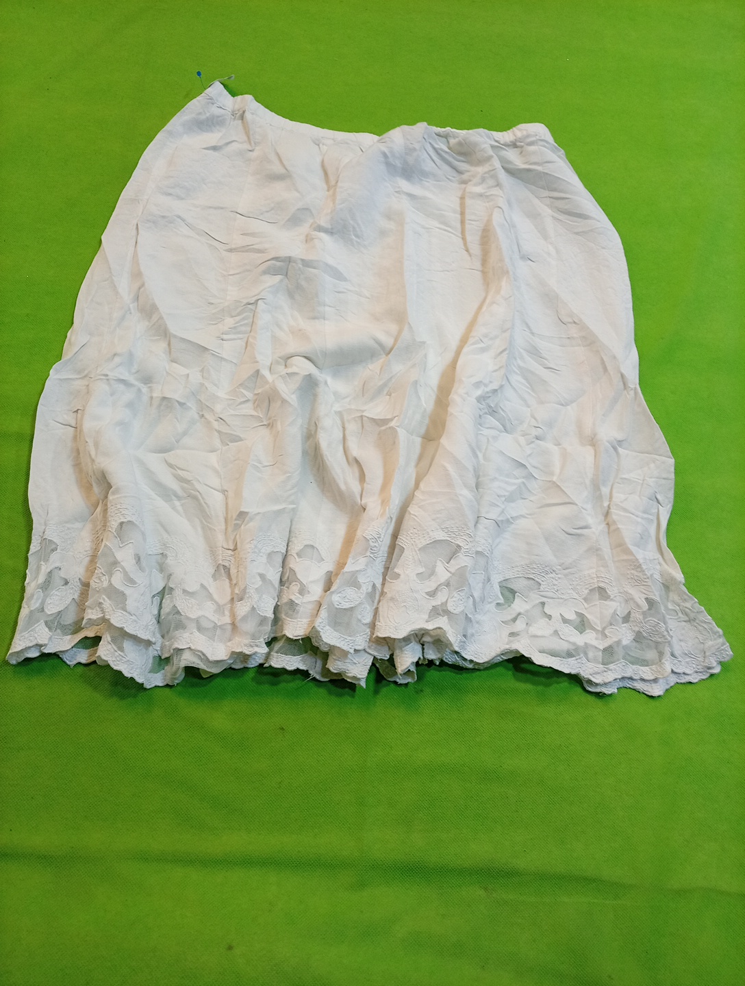 Saia Mini com Detalhe de Renda Branca