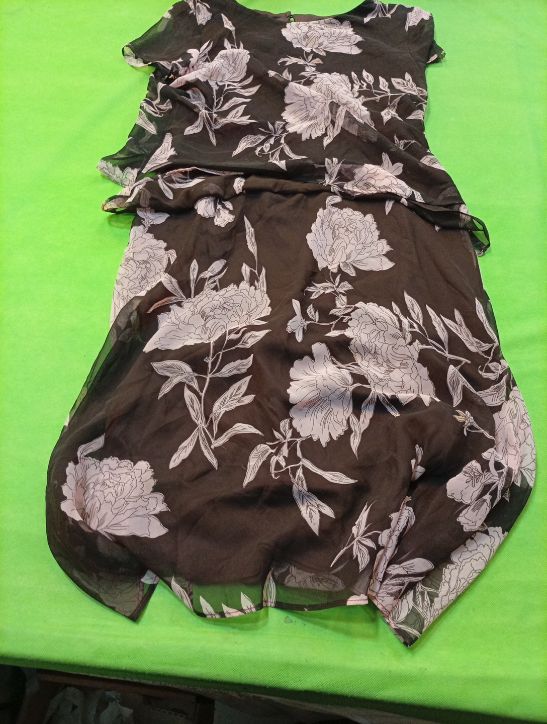 Macacão Floral Marrom