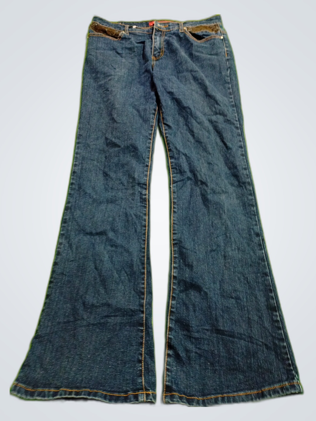 Jeans de mezclilla acampanados Cosmopolitan