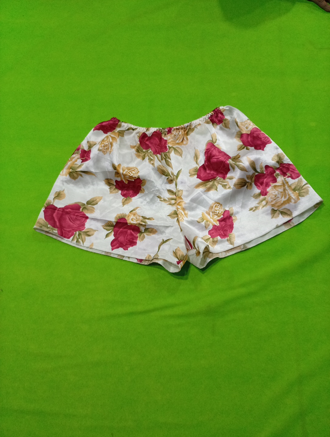 Shorts de satén con estampado floral
