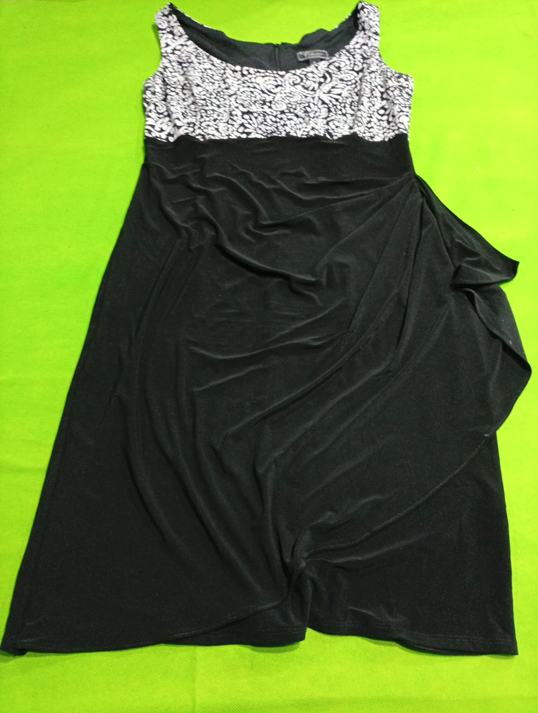 Vestido midi envolvente impreso en blanco y negro ..