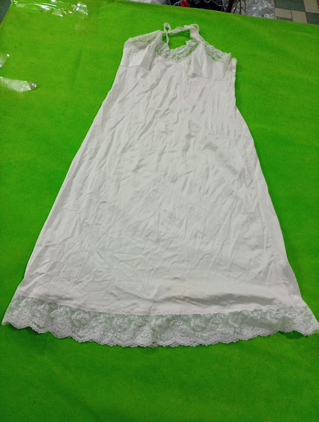 Vestido corto con encaje blanco