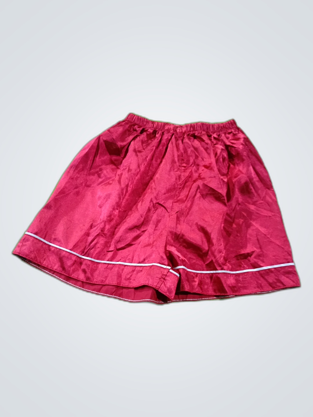 Shorts de satén burdeos sin marca