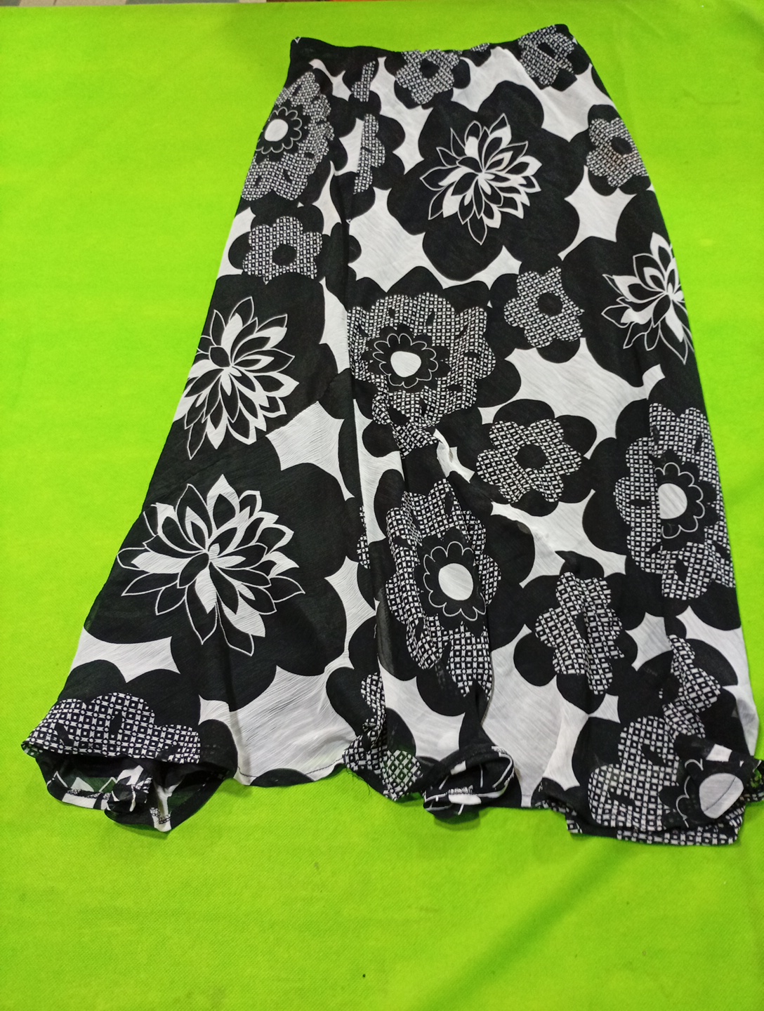 Falda Maxi Floral Negra y Blanca Sin Marca