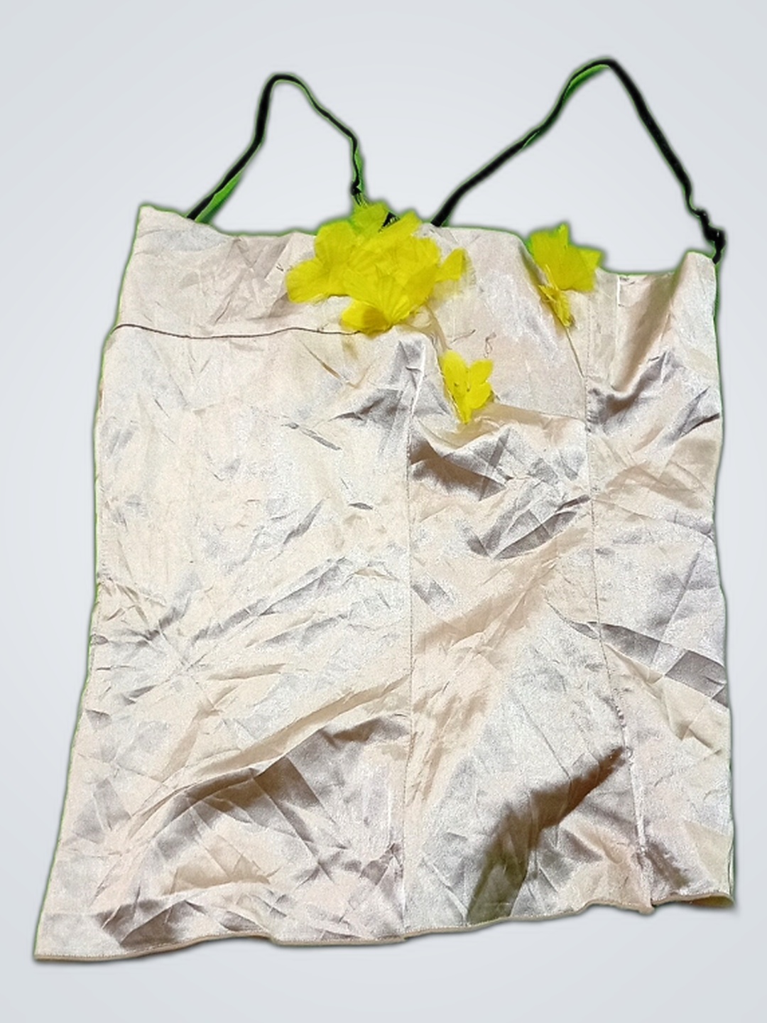 Top de satén sin marca con acentos de flores amari..