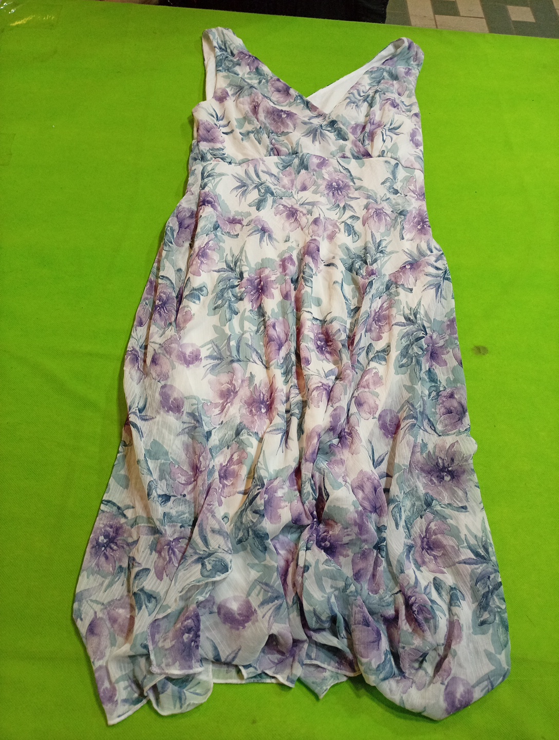 Vestido midi sin mangas con cuello en V de flores ..