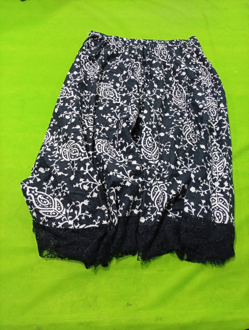 Falda Maxi Negra con Estampado Paisley de Real Co Clothing