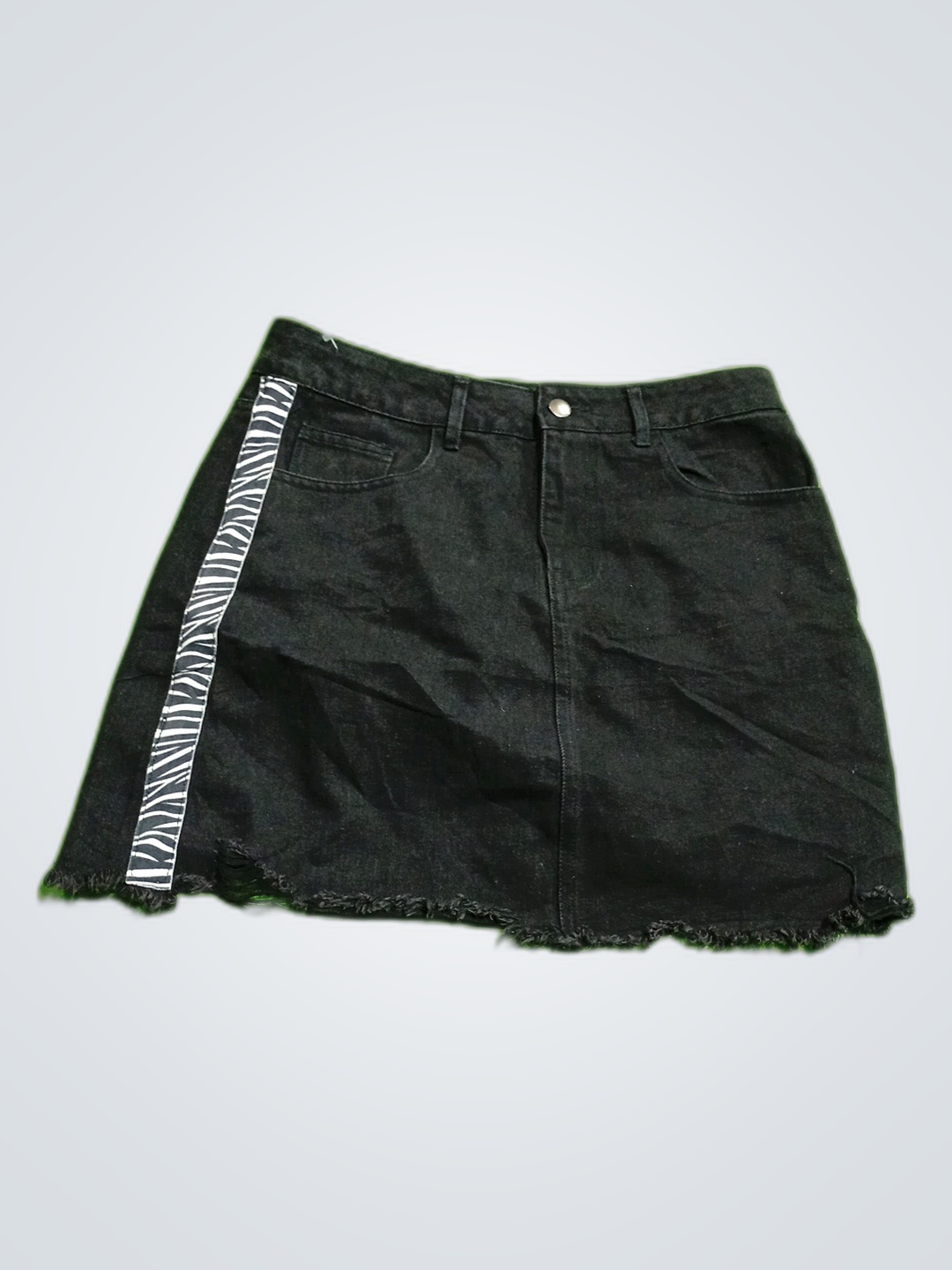 Falda de mezclilla negra con rayas de cebra