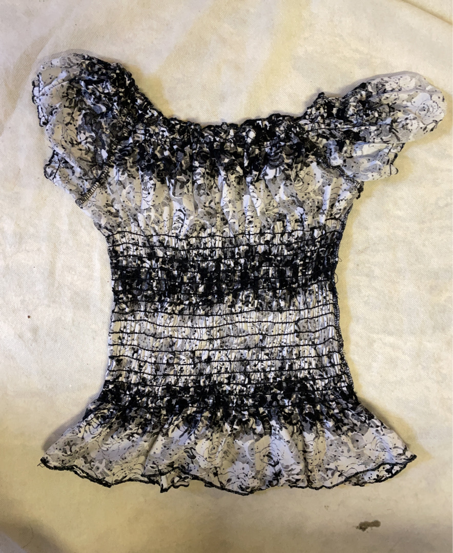 Schwarz-weißer Blumenoberteil