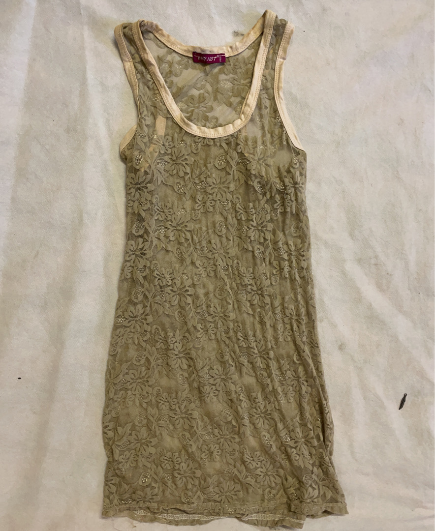 Nasses Nicht-Spitzenkleid