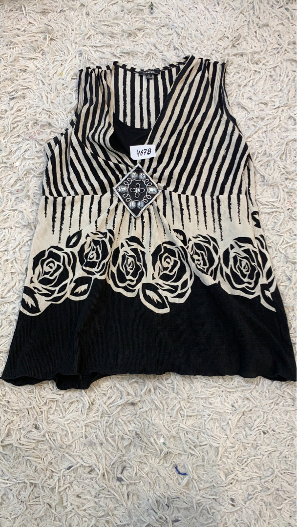 Top sin mangas floral negro y blanco Elementz