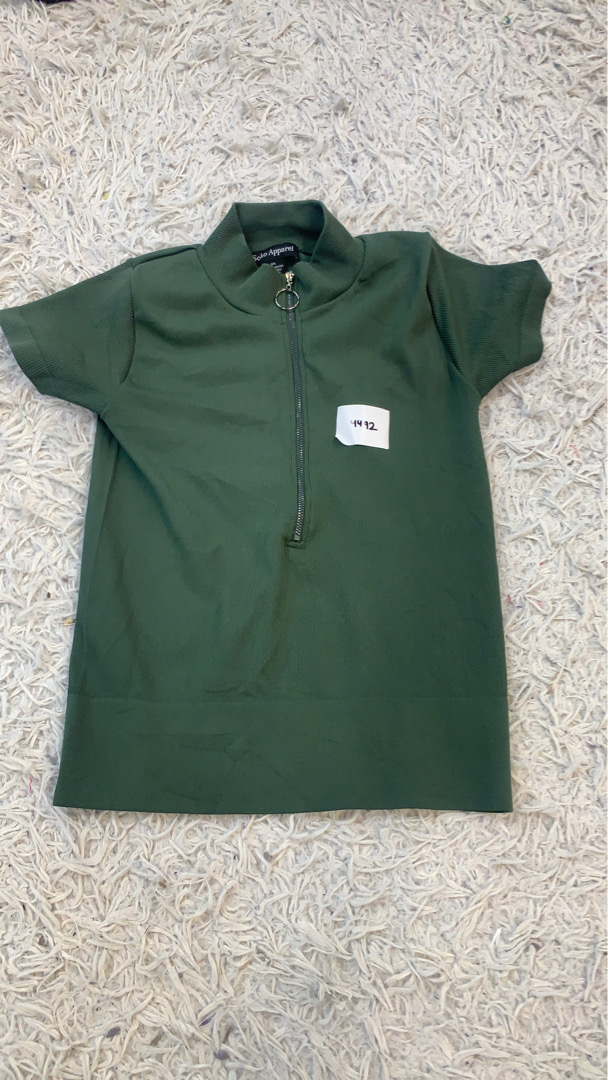 Soho Apparel Top de manga corta verde oliva con zi..