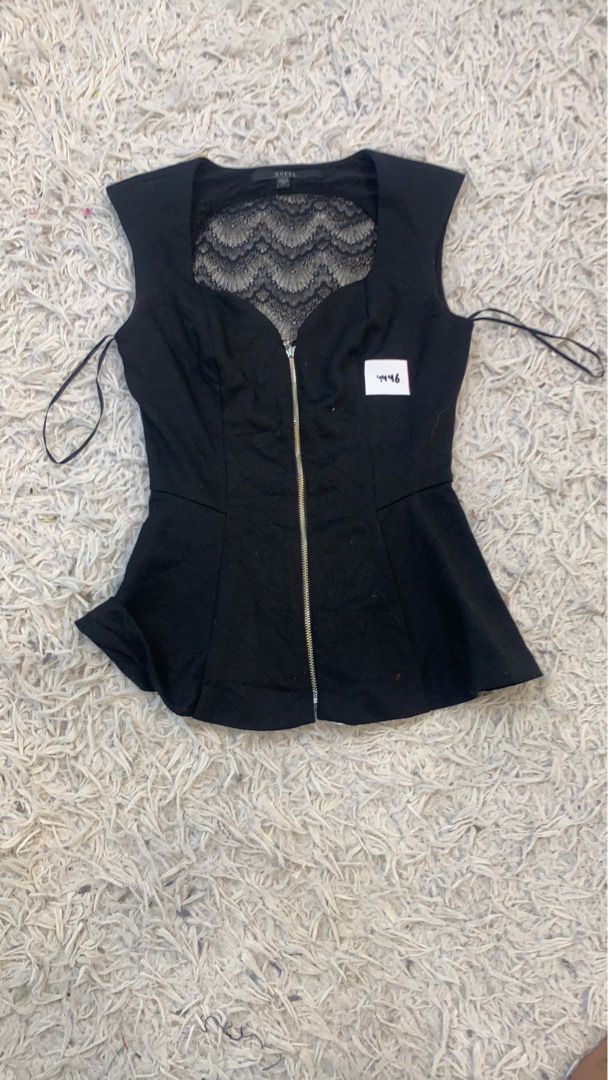 Guess Schwarzes Peplum-Top mit Spitzendetail