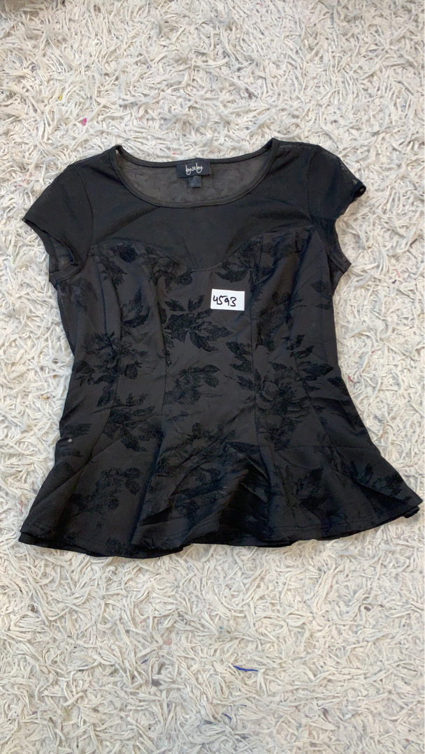 by & by Top Peplum Floral Negro