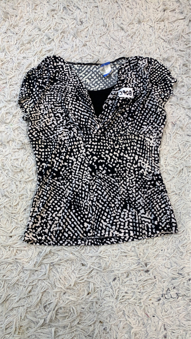 Blusa impresa en blanco y negro