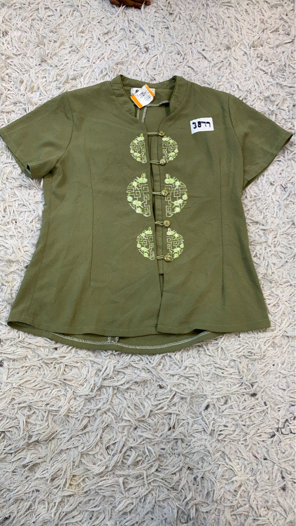 Blusa verde oliva de inspiración asiática