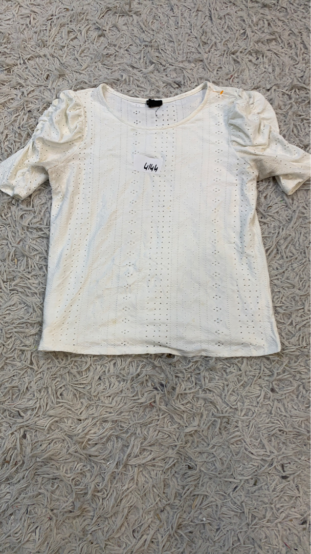 Blusa de manga abullonada blanca con ojales