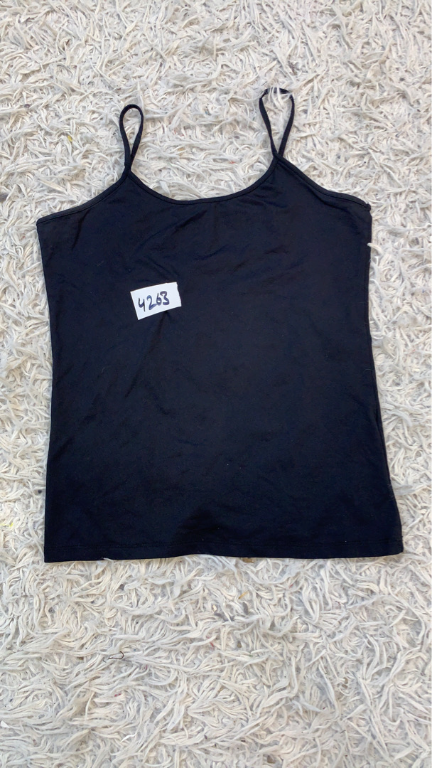 Top de tirantes negro de la colección Zara