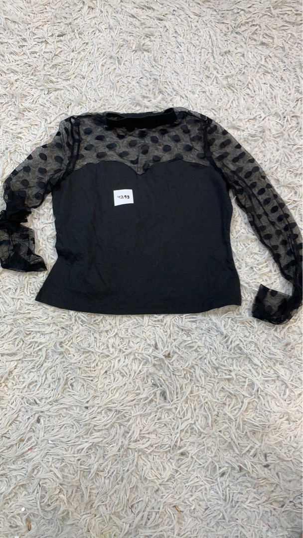 Top negro de manga larga de Shein con detalle de m..