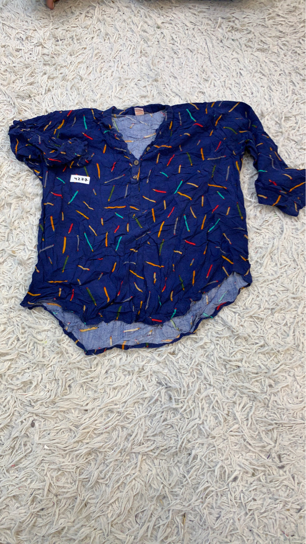Camisa de botón azul impresa