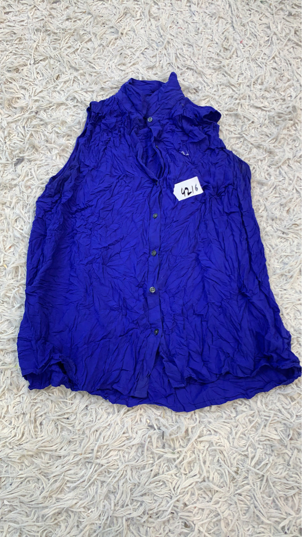 Chemise sans manches bleue à boutons